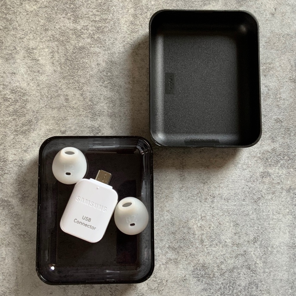 Samsung USB Connector, Ear Bud Covers and carrying Case - Picture 5 of 7